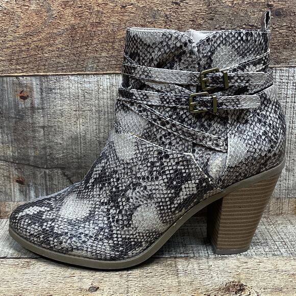 JustFab Willa Snake Print Heeled Buckle Booties Ankle Boots White Gray Size 10 - Picture 5 of 12